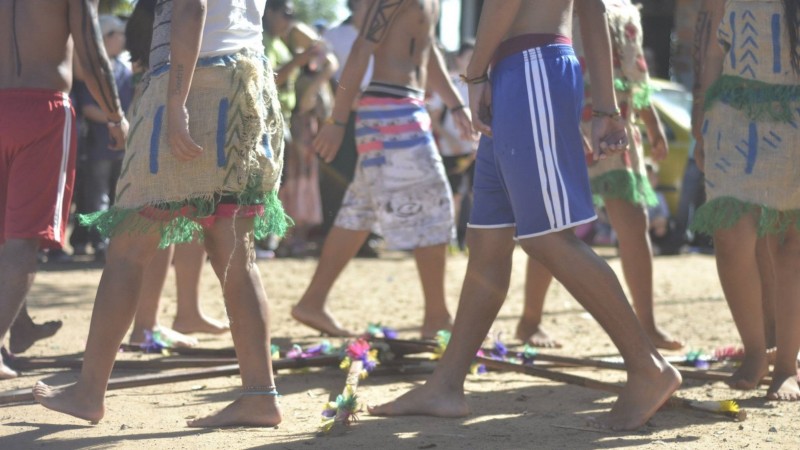 Índios Kaingang caminhando.