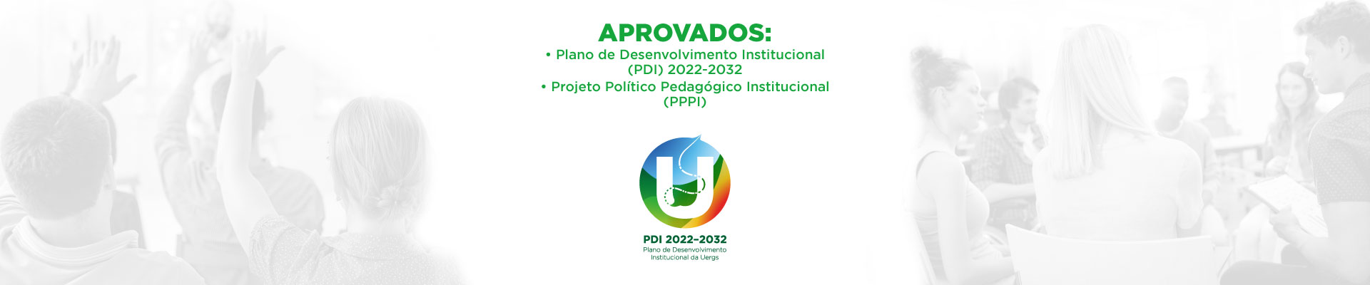 Sobre fundo claro com imagens de pessoas reunidas nas laterais. Ao centro, o texto em laranja "Aprovados: Plano de Desenvolvimento Institucional da Uergs (PDI) 2022-2032; Projeto Político-Pedagógico Institucional (PPPI). Abaixo, o logo do PDI.