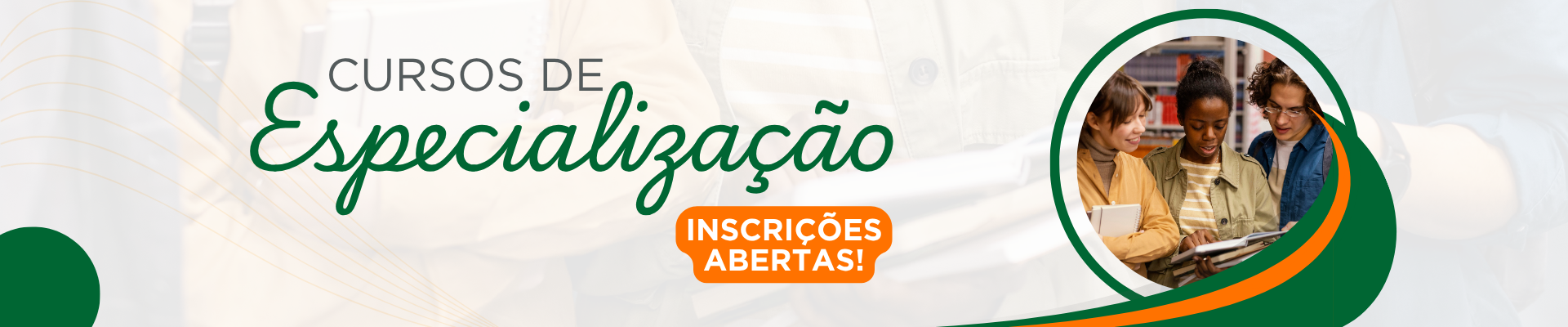 Imagem com fundo claro e detalhes nas cores verde e laranja. No centro, l&ecirc;-se "Cursos de Especializa&ccedil;&atilde;o - Inscri&ccedil;&otilde;es Abertas!".