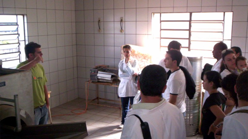 Acadêmicos visitam mini usina de laticínios da ETAJ, em Ibirubá