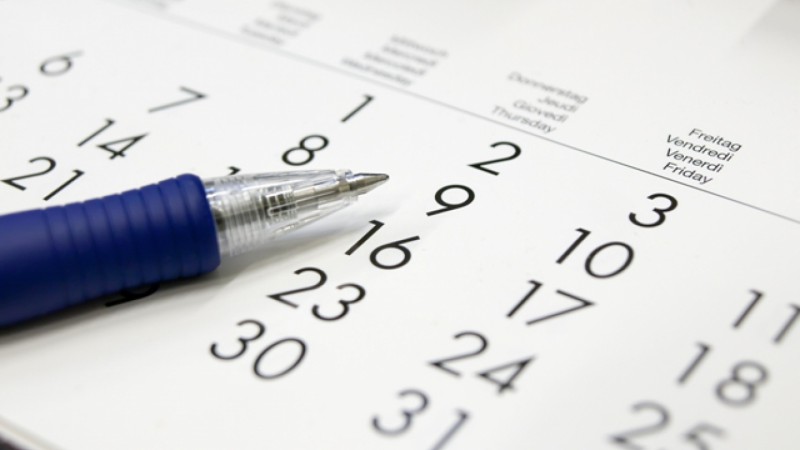 Caneta sobre um calendário.