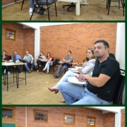 montagem de 3 fotos com pessoas sentadas em círculo, em uma sala de aula.