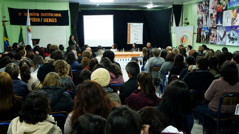 Público presente no Seminário e, ao fundo, mesa com os painelistas.