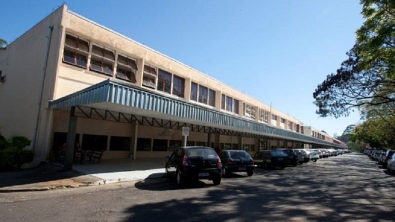 Fachada da Unidade em Novo Hamburgo com carros estacionados na frente.