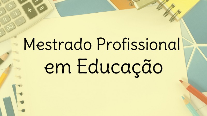 Identidade visual do "Mestrado Profissional em Educação", que está escrito em uma imagem de folha de papel arrancada de um caderno espiral. Ao redor, lápis, calculadora e outros cadernos.