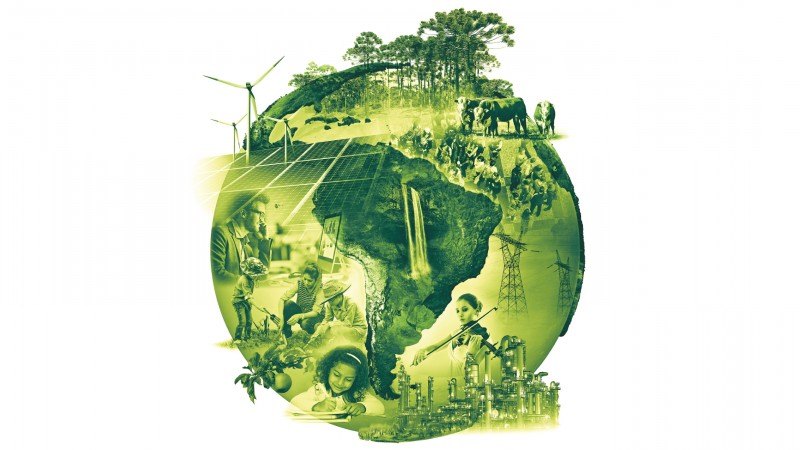 O planeta terra em tons de verde, com fusão de diversas imagens que representam as áreas dos cursos na Uergs e regiões do estado do RS, exemplo: geradores eólicos, araucárias, família plantando, menina estudando. Destaque para a América do Sul ao centro.
