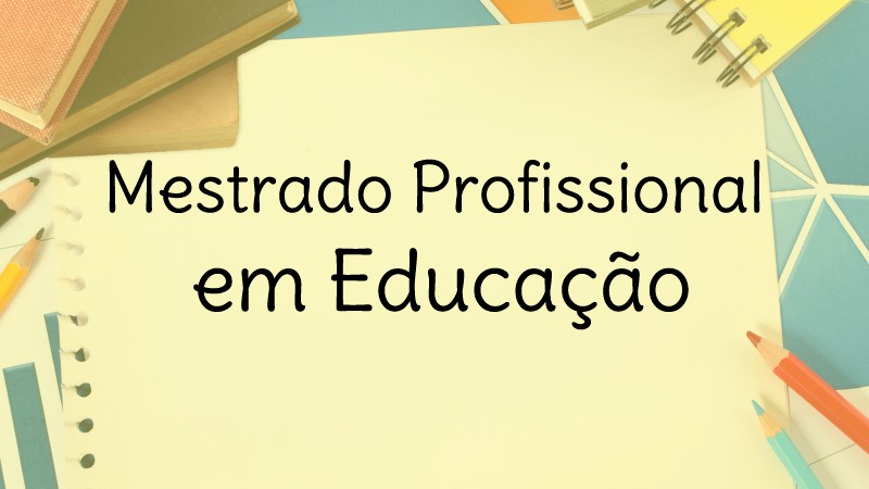 Uma folha branca de papel escrito "Mestrado Profissional em Educação", ao redor dele, livros, lápis, cadernos coloridos.