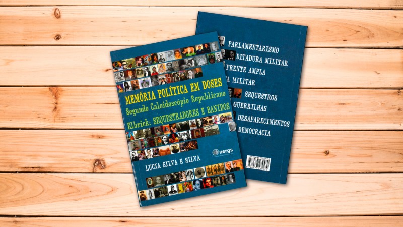 Fotografia da capa e do verso do livro, sobre um fundo de tábuas de madeira. A cor dominante da obra é azul escuro. Na capa, o título está em amarelo, e há diversas imagens de personalidades da história.