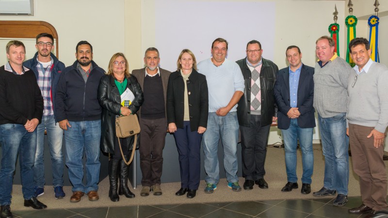 Onze membros da gestão do Corede Hortências posam em pé para a foto.