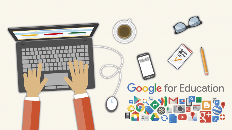 Ilustração de duas mãos utilizando um notebook e ao lado uma xícara de café, um aparelho celular, um óculos de grau, um bloco de anotações e uma caneta. Identidade visual da marca Google Education, composta por ícones de todos os serviços que a engloba.