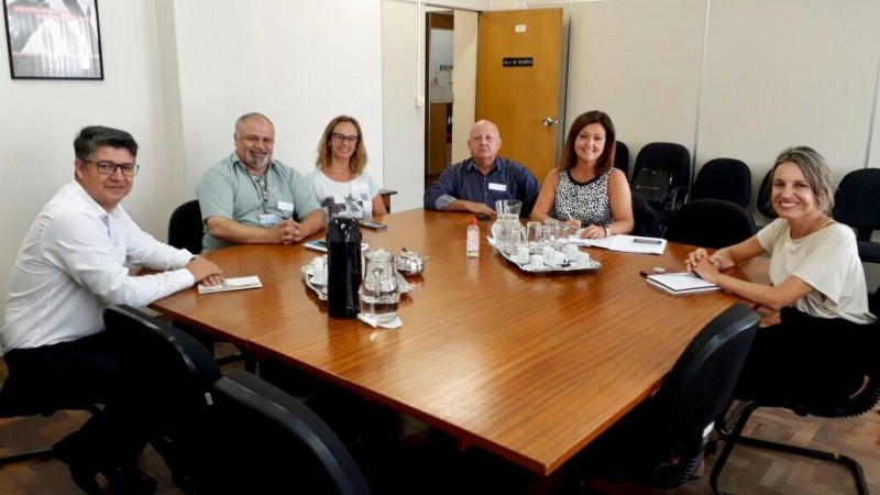 Da esquerda para a direita, Antônio Gianechini, Clézio José Gonçalves dos Santos (Pibid/ Ufrgs), Silvia Lopes (Pibid/Uergs), Inacio  Fritzen, Sandra Lemos e a procuradora do MP, Ana Paula de Medeiros.