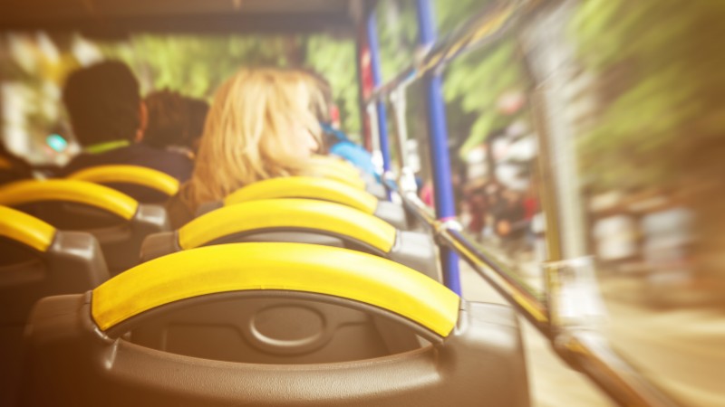 Imagem interna de um ônibus em movimento.