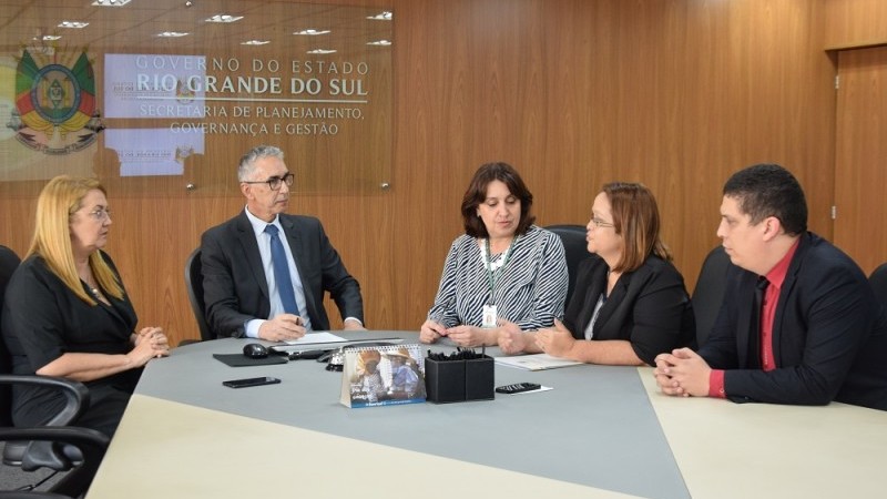 Convênio foi fechado entre secretário do Planejamento, Josué Barbosa, e reitora da Uergs, Arisa Araújo - Foto: Priscila Ely/SPGG