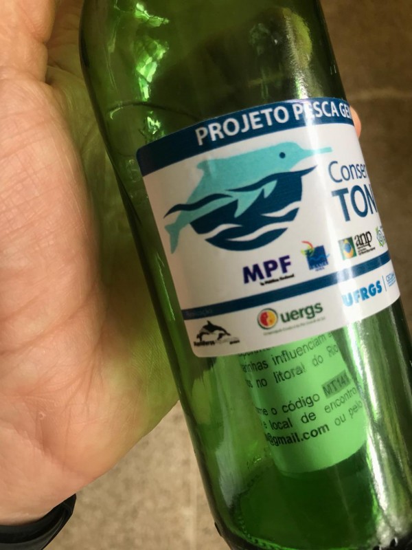 Pesquisadores tomaram o cuidado de utilizar garrafas de vidro e não de plástico em razão dos danos que o plástico causa ao mar