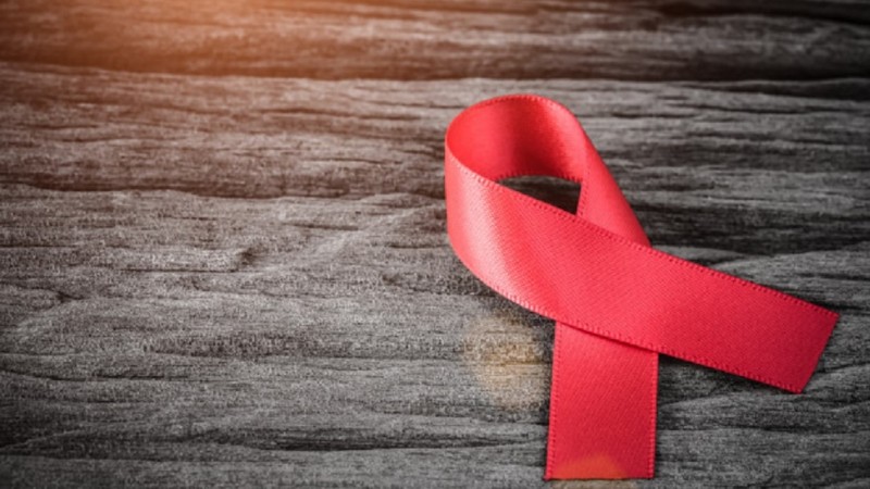 conscientizacao da fita vermelha em fundo de madeira para a campanha do dia mundial da aids 53476 3078