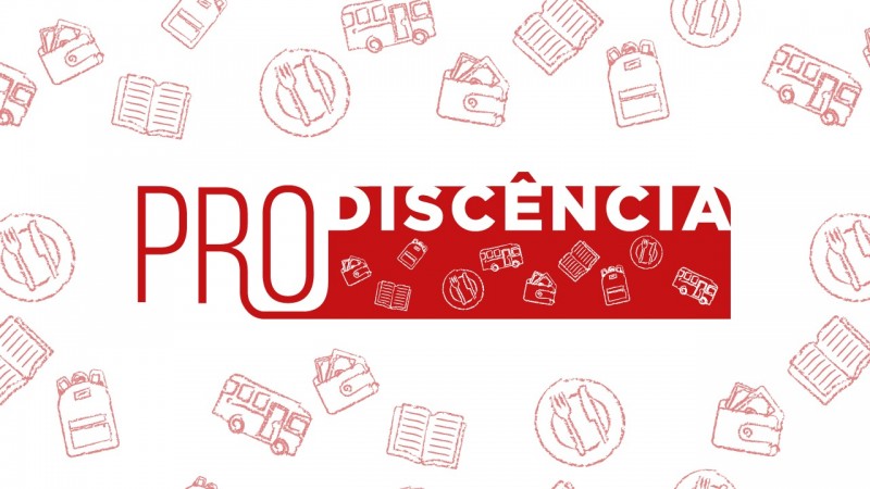 Logotipo do Prodiscência. A sílaba "PRO" é vermelha e de tamanho maior que a palavra "discência", escrita na cor branca e dentro de um bloco vermelho com ícones de livro, mochila, ônibus, carteira, talheres. No fundo branco, os mesmos ícones se repetem.