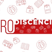 Logotipo do Prodiscência. A sílaba "PRO" é vermelha e de tamanho maior que a palavra "discência", escrita na cor branca e dentro de um bloco vermelho com ícones de livro, mochila, ônibus, carteira, talheres. No fundo branco, os mesmos ícones se repetem.
