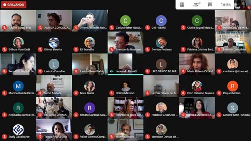 Pessoas de diversas universidades do país participaram da reunião.