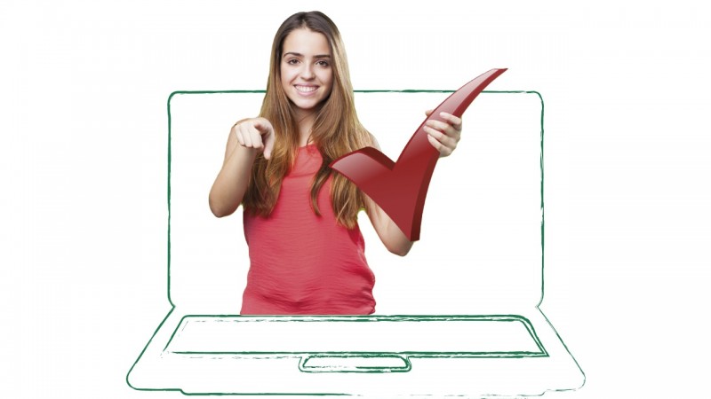 Imagem de metade do corpo de uma mulher jovem e sorridente saindo do desenho de um notebook, com o dedo indicador da mão direita apontando para a frente e a mão esquerda segurando uma imagem do sinal de "check" (feito/concluído) em vermelho.
