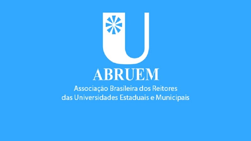 Logotipo da Abruem. Fundo azul claro com a letra "U" grande em branco escrito Abruem em baixo e Associação Brasileira dos Reitores das Univesidades Estaduais e Municipais.