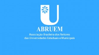 Logotipo da Abruem. Fundo azul claro com a letra "U" grande em branco escrito Abruem em baixo e Associação Brasileira dos Reitores das Univesidades Estaduais e Municipais.
