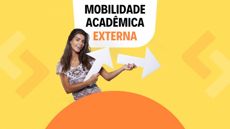 Imagem com fundo amarelo. Uma jovem morena surge detr&aacute;s de um semic&iacute;rculo laranja segurando duas setas brancas. Sobre um ret&acirc;ngulo branco, o texto em preto e laranja "Mobilidade Acad&ecirc;mica Externa".