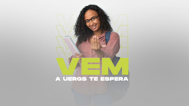 Mulher negra sorridente com uma mochila nas costas segura cadernos na mão direita e faz um sinal com a mão esquerda em direção ao seu corpo, sinalizando "vem". Abaixo, o texto Quer uma graduação pública, gratuita e de qualidade?, seguido da palavra VEM em destaque na cor verde. Abaixo, o texto A Uergs te espera, Ingresso 2022.