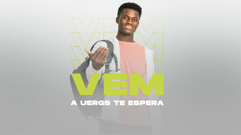 Homem negro sorridente com uma mochila nas costas faz um sinal com a mão direita em direção ao seu corpo, sinalizando "vem". Abaixo, a palavra VEM em destaque na cor verde. Abaixo, o texto em branco A Uergs te espera.