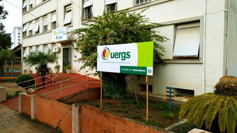 Foto colorida da fachada da unidade; prédio com muitas janelas e placa identidicando a unidade na frente.