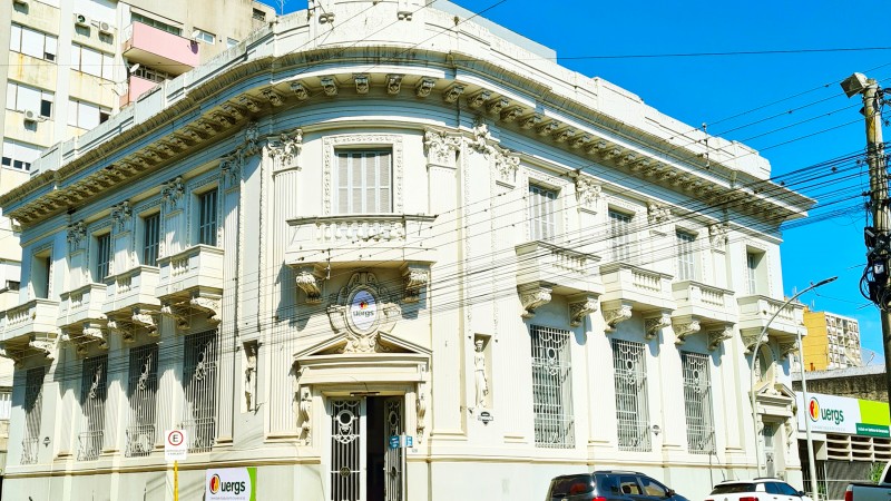 Foto do prédio histórico em que a unidade está instalada.