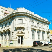 Foto do prédio histórico em que a unidade está instalada.