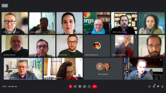 Captura de tela colorida de reunião virtual que apresenta 16 participantes.