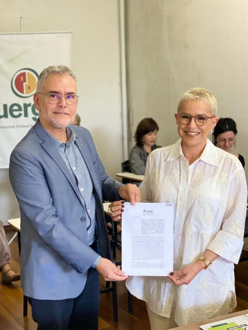 Reitor Beroldt e secretária Beatriz assinaram termo de cooperação