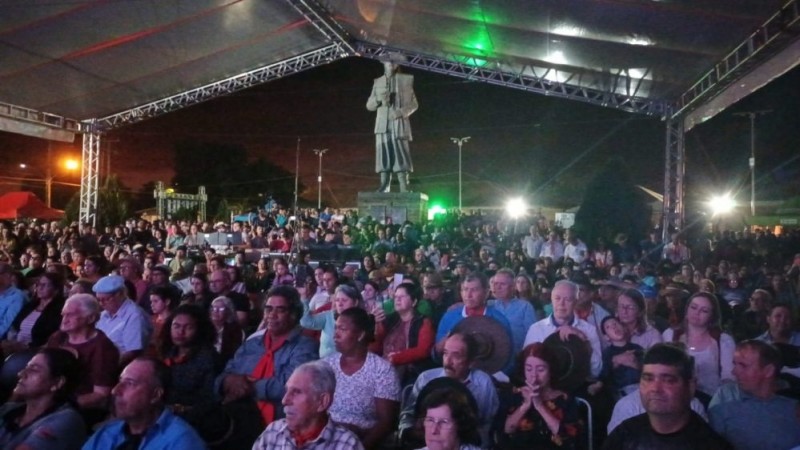 Grande público assiste a show