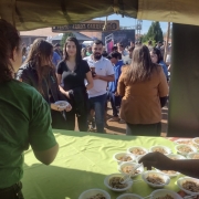 Distribuição do Arroz Carreteiro para presentes 