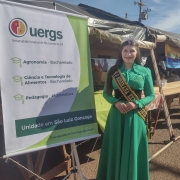 Uma das soberanas da ExpoSão Luiz e acadêmica da Uergs presente no evento