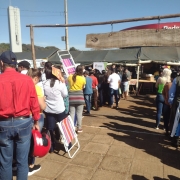 Fila para retirada das porções de arroz carreteiro no Estande da Uergs