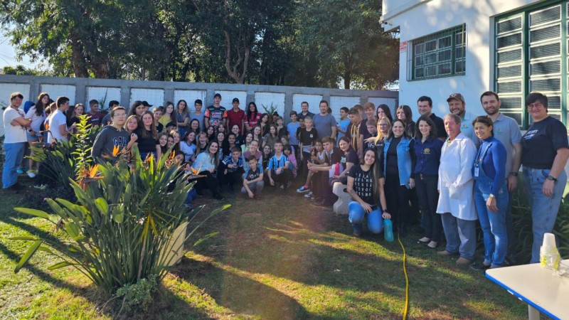 foto colorida,um dia de sol, onde crianças professores e colaboradores confraternizaram após as atividades.
