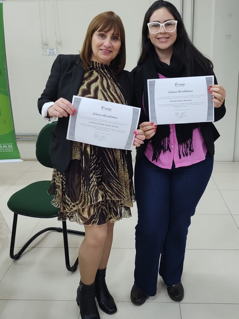 Pedagogas Cláudia Valéria e Nathália recebendo a láurea acadêmica por alto desempenho acadêmico durante o curso.