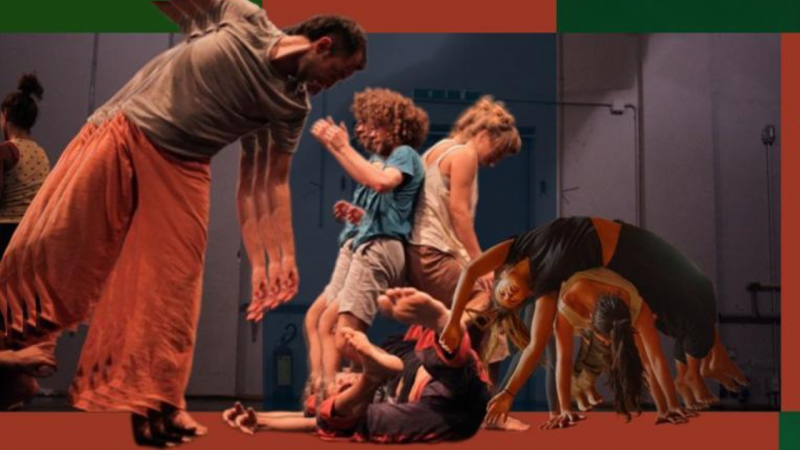 Imagem colorida de seis pessoas em movimento, próximas umas as outras, em pé e pelo chão.