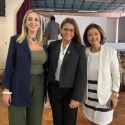 Da esquerda para a direita, Isabela Andrade, reitora da UFPel, ;Tânia Mara Francisco, diretora do MEC, e a reitora da Uergs..