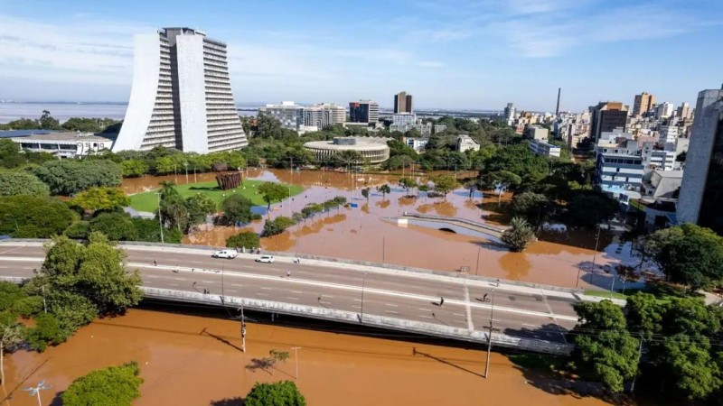 Fotografia de uma área do centro de Porto Alegre alagado.