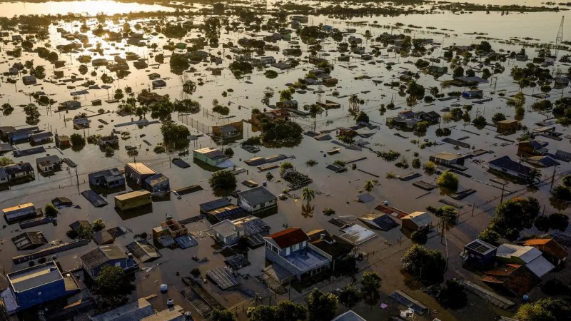 Foto aérea de área urbana alagada no Rio Grande do Sul.