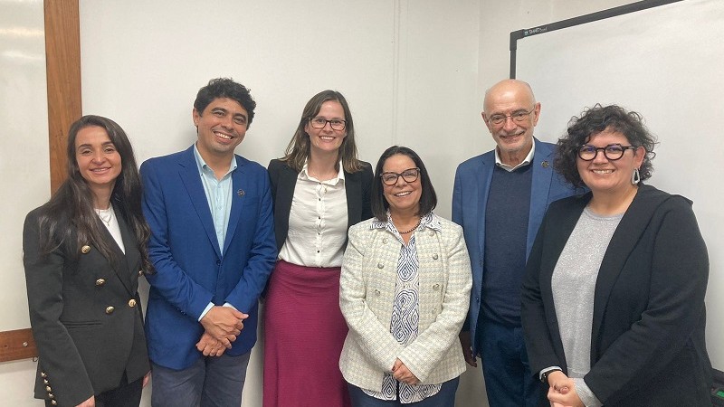 Da esquerda para direita, a coordenadora de Pesquisa da Uergs, Bárbara Clasen; o diretor de Avaliação da Capes, Antonio de Souza Filho; a pró-reitora de Pesquisa e Pós-Graduação da Uergs, Lilian Hickert; a presidente da Capes, Denise de Carvalho; o diretor de Relações Internacionais da Capes, Rui Opperman; e a coordenadora de Pós-Graduação da Uergs, Patrícia Binkowski.
