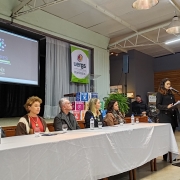 Da esquerda para a direita, o secretário municipal de Turismo, Cultura e Desporto de São Francisco de Paula, Rafael Costa; a coordenadora da Regies, Ângela Maria Marinho; o reitor da Uergs, Leonrado Beroldt; a presidente do Foripes e reitora da UFPel, Isabela Andrade; e da coordenadora do 3º Siepes e professora da Uergs, Márcia Berreta; no púlpito, a mestre de cerimônias do evento e relações públicas da Uergs, Karine Martins.
