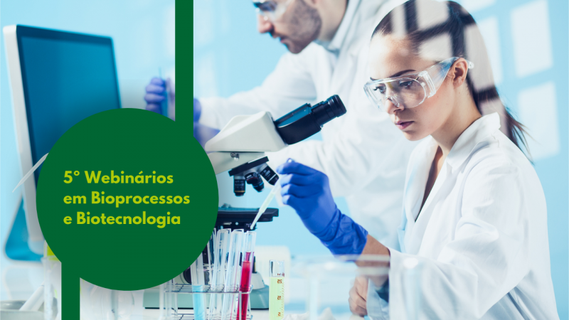 Nome do evento à esquerda, dentro de um círculo verde escuro. A foto ao fundo traz em destaque uma mulher em um laboratório, com jaleco branco, óculos de proteção transparente e luvas azuis, manipulando um microscópio. Ao fundo, um homem vestindo o mesmo que a mulher, manipulando um tubo de ensaio.