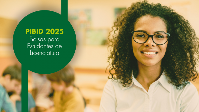 À esquerda, nome do evento em um círculo verde. Ao fundo, foto de mulher jovem negra, com cabelos soltos crespos, sorridente e de óculos de grau.