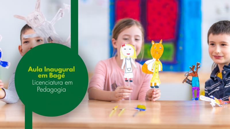 Nome do curso à esquerda, em um círculo verde escuro. A foto ao fundo é de três crianças brancas brincando com bonecos de papel sobre uma mesa.