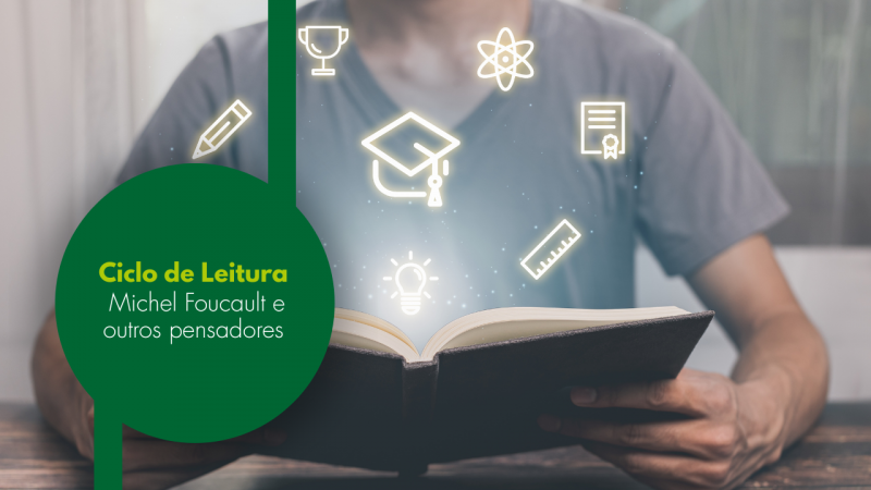 Nome do evento à esquerda, em um círculo verde escuro. A foto ao fundo é de uma pessoa com um livro aberto em sua frente, sobre ele ícones luminosos como lápis, capelo, troféu, entre outros.