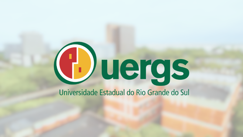 Logotipo da Uergs colorido ao centro. A foto ao fundo é de prédios com tijolos laranjas, árvores ao redor e o céu no horizonte.